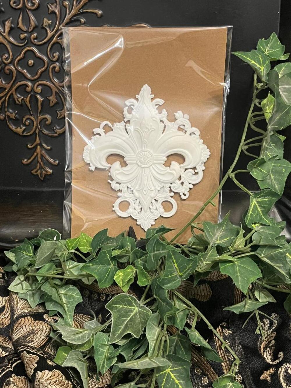 Paint-Your-Own Resin Fleur-de-Lis | Unfinished Molded Craft Accent